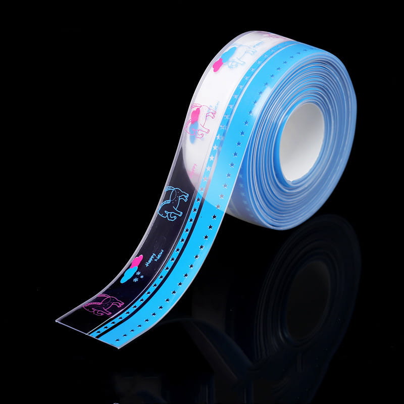 Un rouleau de ruban adhésif d’étanchéité pour cuisine en PVC bleu et blanc, anti-moisissure, présentant des motifs d’unicorne rose et noir avec des motifs d’étoiles, pour des applications de scellement imperméable.