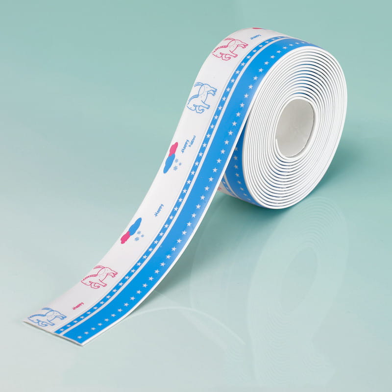 Un rouleau de ruban adhésif d’étanchéité pour cuisine en PVC blanc, imperméable et anti-moisissure, avec des bordures à motifs d’étoiles bleues et des illustrations de chevaux roses.