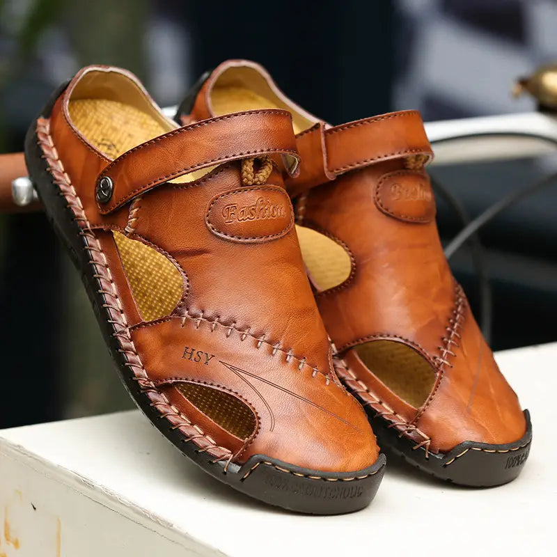 Herren-Roman-Ledersandalen in Braun mit genähtem Design und schwarzen Gummisohlen.