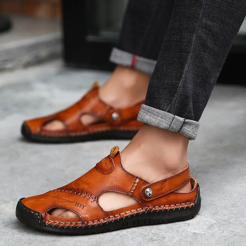 Herren-Roman-Ledersandalen in Braun mit einer genähten Gestaltung und schwarzen Gummisohlen.