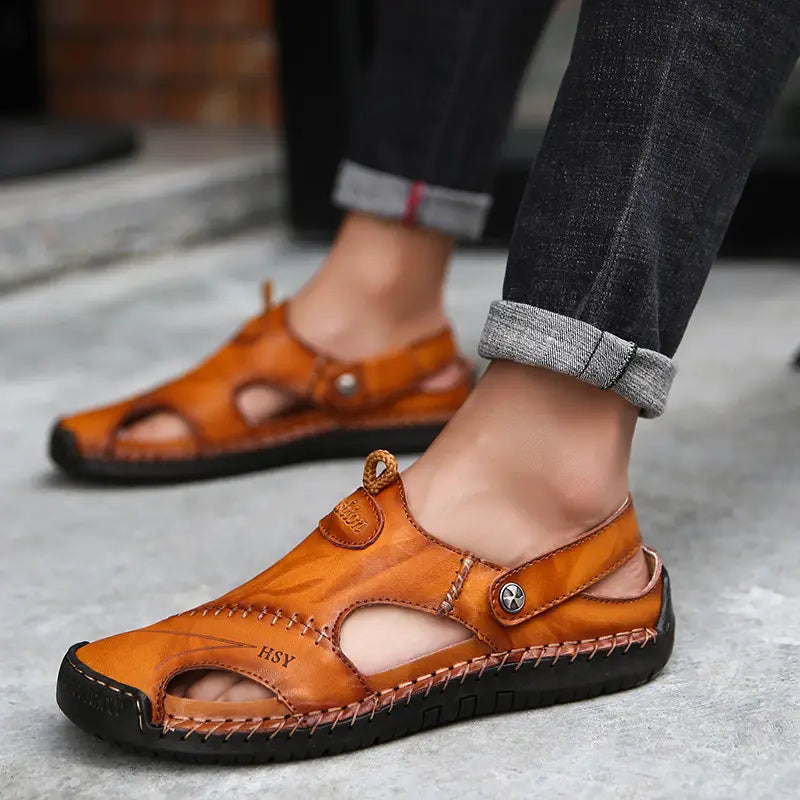 Herren-Roman-Ledersandalen zeichnen sich durch beiges Leder mit dekorativen Ziernähten und eine schwarze Gummisohle aus.