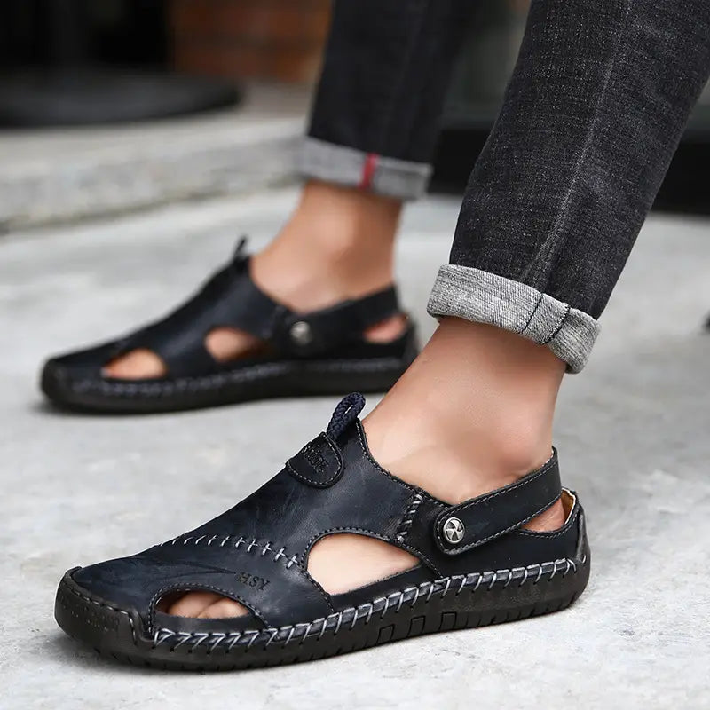 Herren-Roman-Schwarze-Ledersandalen mit genähten Details und einem Schnallenriemen, mit einer robusten Gummisohle.