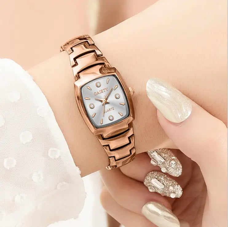 Montre rectangulaire élégante en quartz rose gold avec cadran argenté et des index des heures à l’aspect diamants.
