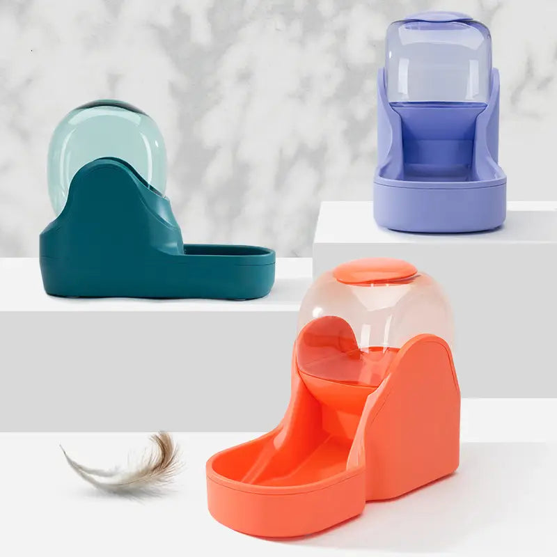 Estación automática para dispensador de agua para mascotas y alimentador de alimentos, con cúpulas superiores de forma semicircular translúcidas y bases de color sólido en turquesa, morado y naranja, para una hidratación y alimentación convenientes de las mascotas.