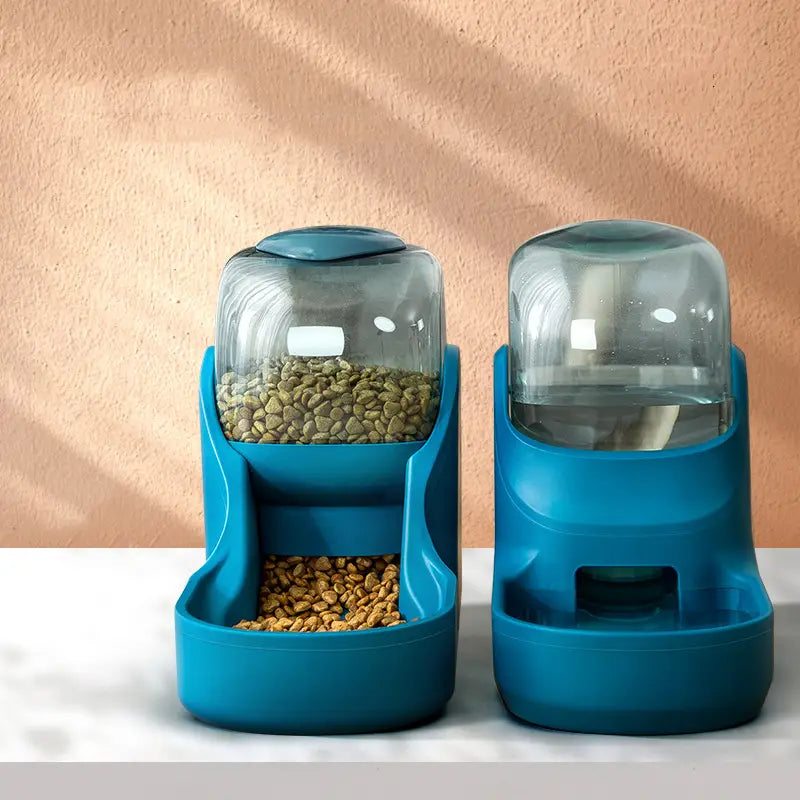 Estación automática azul para dispensador de agua para mascotas y alimentador de alimentos, con una cúpula transparente y un diseño de doble compartimento con alimento y agua.