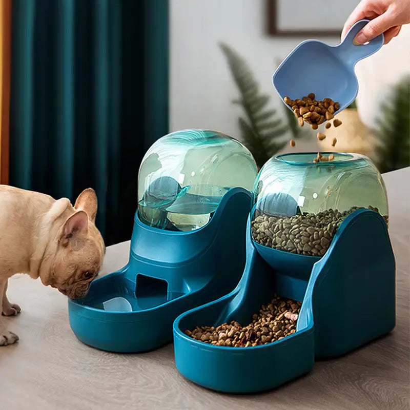 Estación automática azul de plástico para dispensador de agua para mascotas y alimentador de alimentos, con una parte superior de cúpula transparente y compartimentos dobles para alimentos y agua.