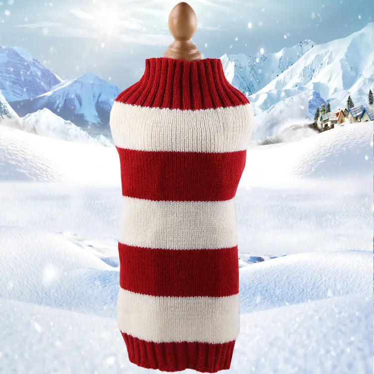 Pull pour chien en cachemire torsadé rouge et blanc à rayures, tricoté et présenté sur un mannequin en bois devant un paysage de montagne enneigé.