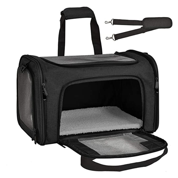 Sac de transport portable pour animaux de compagnie en maille noire avec doublure en polaire grise douce, côtés en maille et bretelles d’épaule amovibles pour un transport facile.