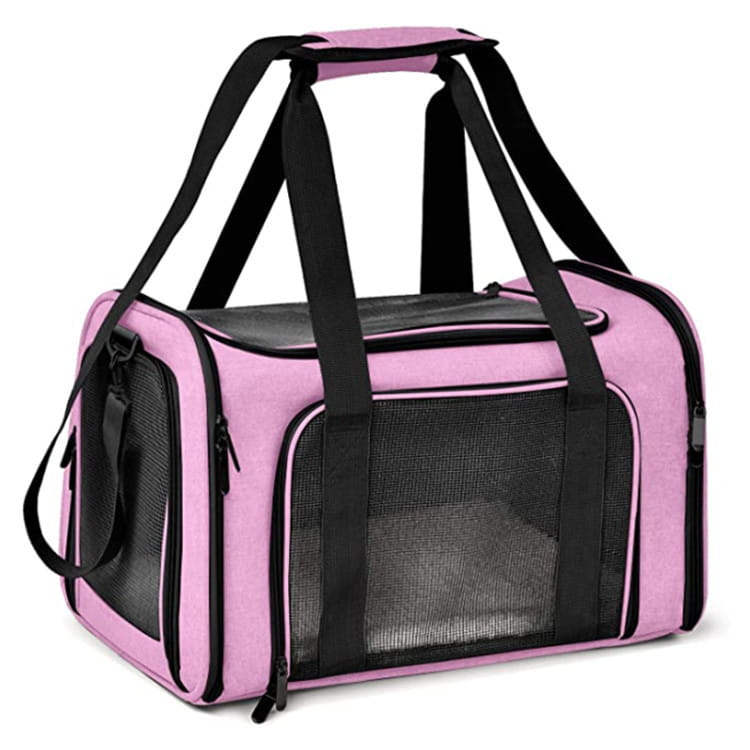 Sac de transport portable pour animaux de compagnie en maille rose avec panneaux en maille noire, poignées et doublure en polaire pour un transport confortable de l’animal.