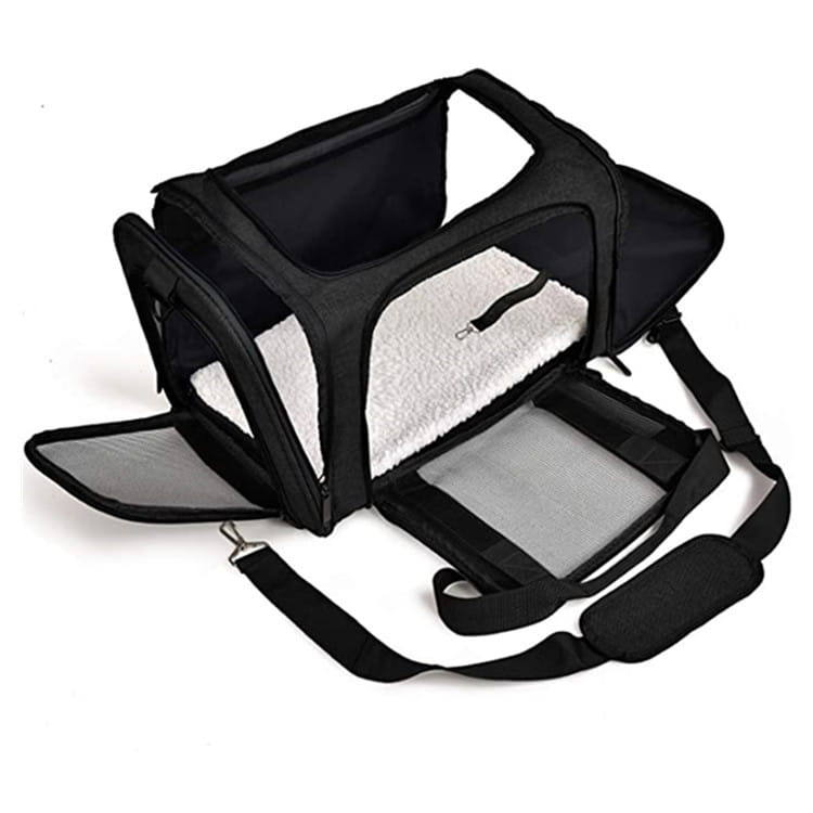 Sac de transport portable pour animaux de compagnie en maille noire, avec côtés en maille transparente, doublure en polaire blanche et souple, et bretelles d’épaule réglables.