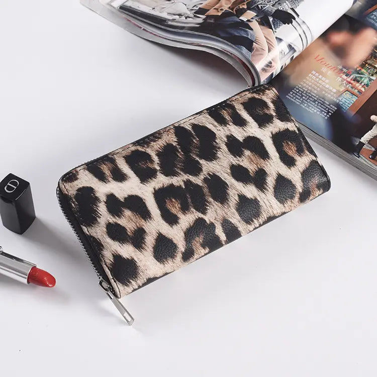 Zebrastreifen-Leder-Portemonnaie mit langem Reißverschluss für Damen mit einer Leopardenprint-Fauxleder-Oberfläche und schwarzen sowie braunbeigen Flecken.