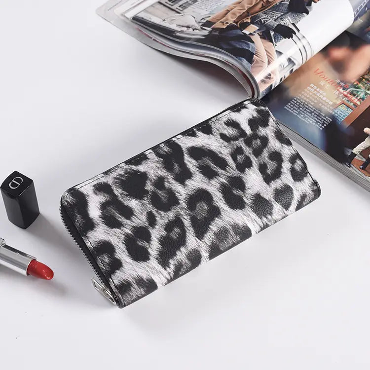 Zebrastreifen-Leder-Portemonnaie mit langem Reißverschluss für Damen aus schwarzem und weißem Leopardenprint-Fauxleder.