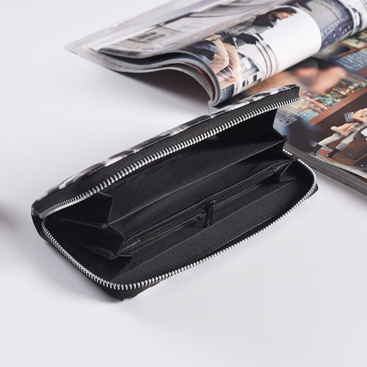 Schwarzes Leder-Portemonnaie mit langem Format für Damen mit einer eleganten Außenfläche im Zebra-Print-Design und silberfarbenen Reißverschlüssen