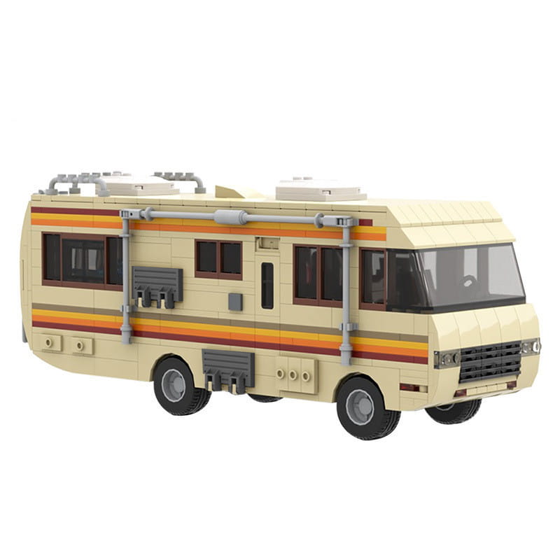 Juego de bloques de construcción tipo LEGO de color crema, caravana retro estilo RV, con rayas naranjas y marrones, ventanas detalladas, tubos grises y neumáticos negros.