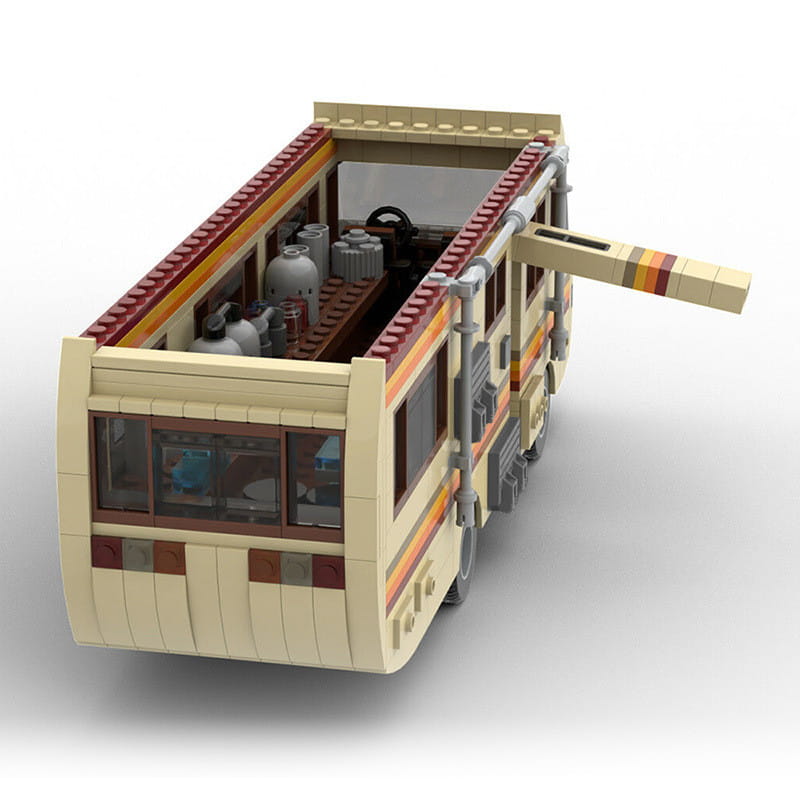 Juego de bloques de construcción tipo LEGO de color crema, caravana retro estilo RV, con rayas rojas y naranjas, que incluye un interior detallado y una puerta lateral extendida.