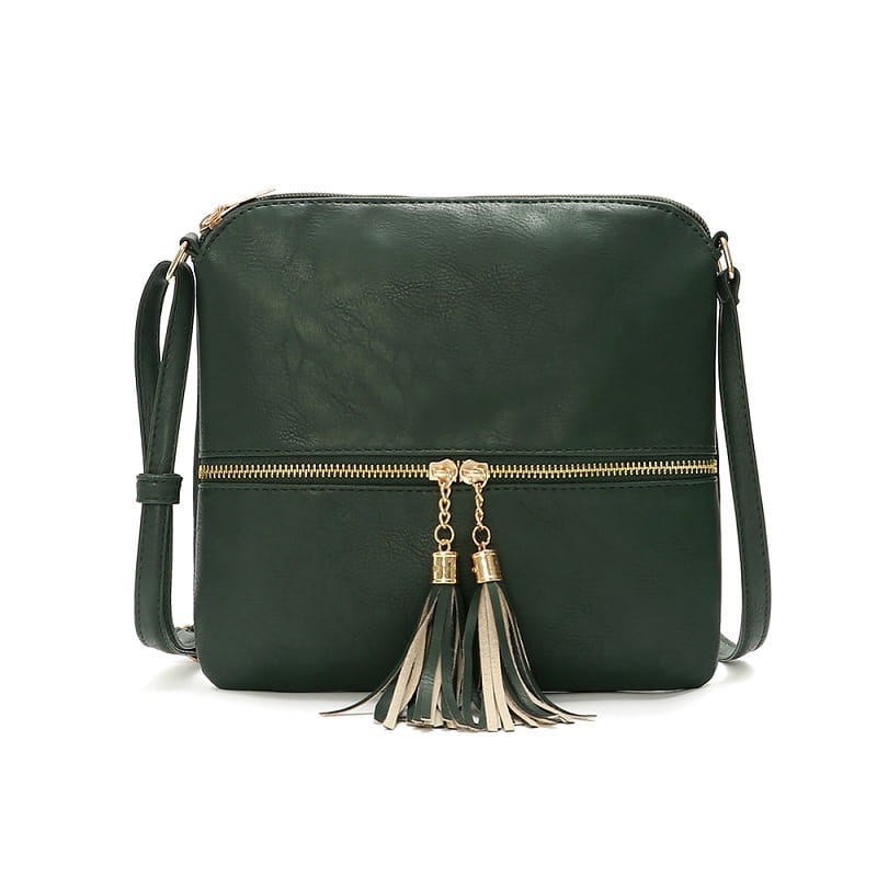 Un sac bandoulière en simili cuir vert foncé avec fermeture éclair à finition ton sur ton doré et pompon décoratif présentant des brins alternés vert foncé et beige.