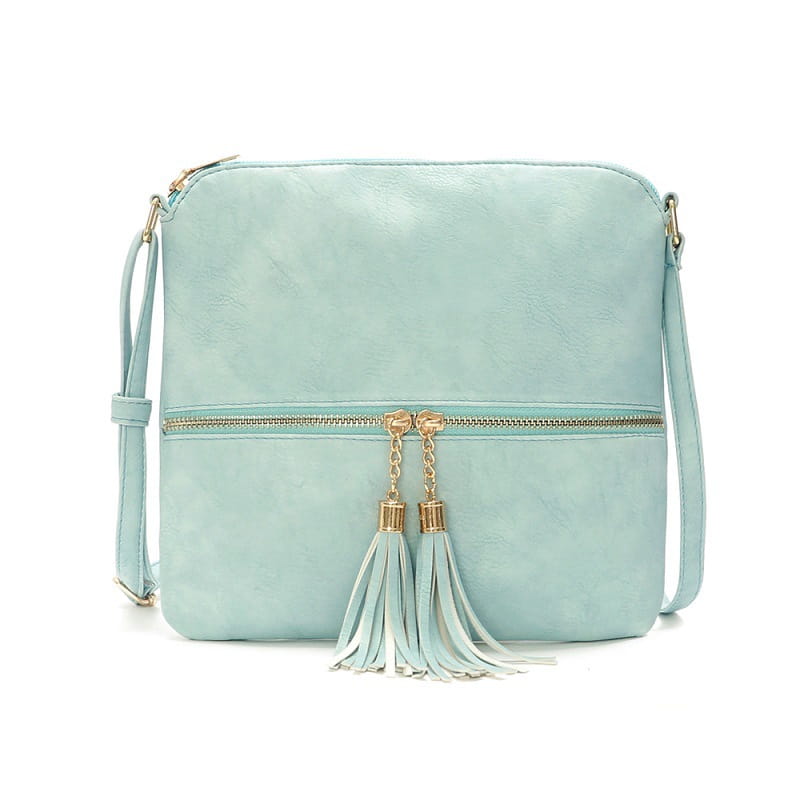 Un sac bandoulière en simili cuir vert menthe avec fermetures éclair à finition ton sur ton doré et pompons assortis, comprenant un détail de fermeture éclair.