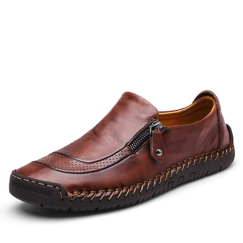 Des mocassins en cuir marron pour hommes, enfiler sans lacets, avec fermeture éclair, et des surpiqûres décoratives, pour un port affaires-décontracté.