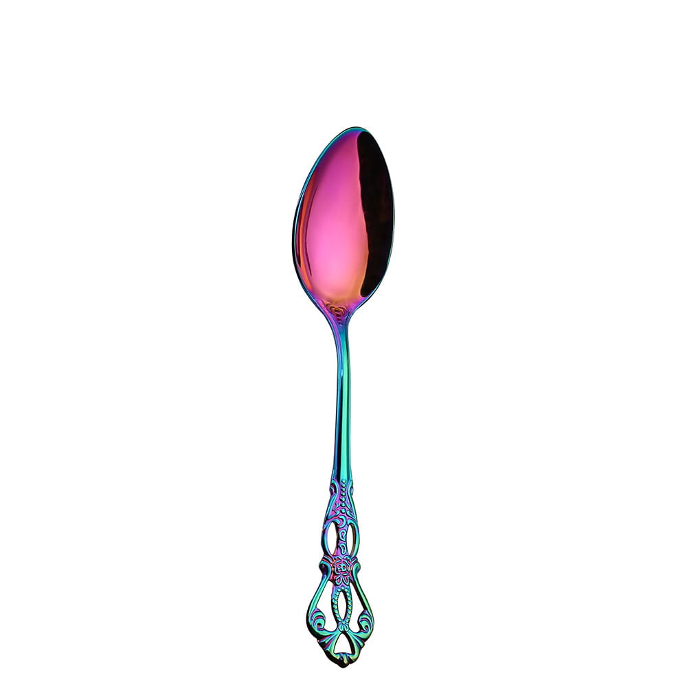 Un ensemble de couverts en acier inoxydable de la Cour Royale comprenant une cuillère irisée, avec un long manche orné, présentant un travail de volutes complexe, et un bol réfléchissant qui oscille entre des teintes rose, violet, bleu et vert.