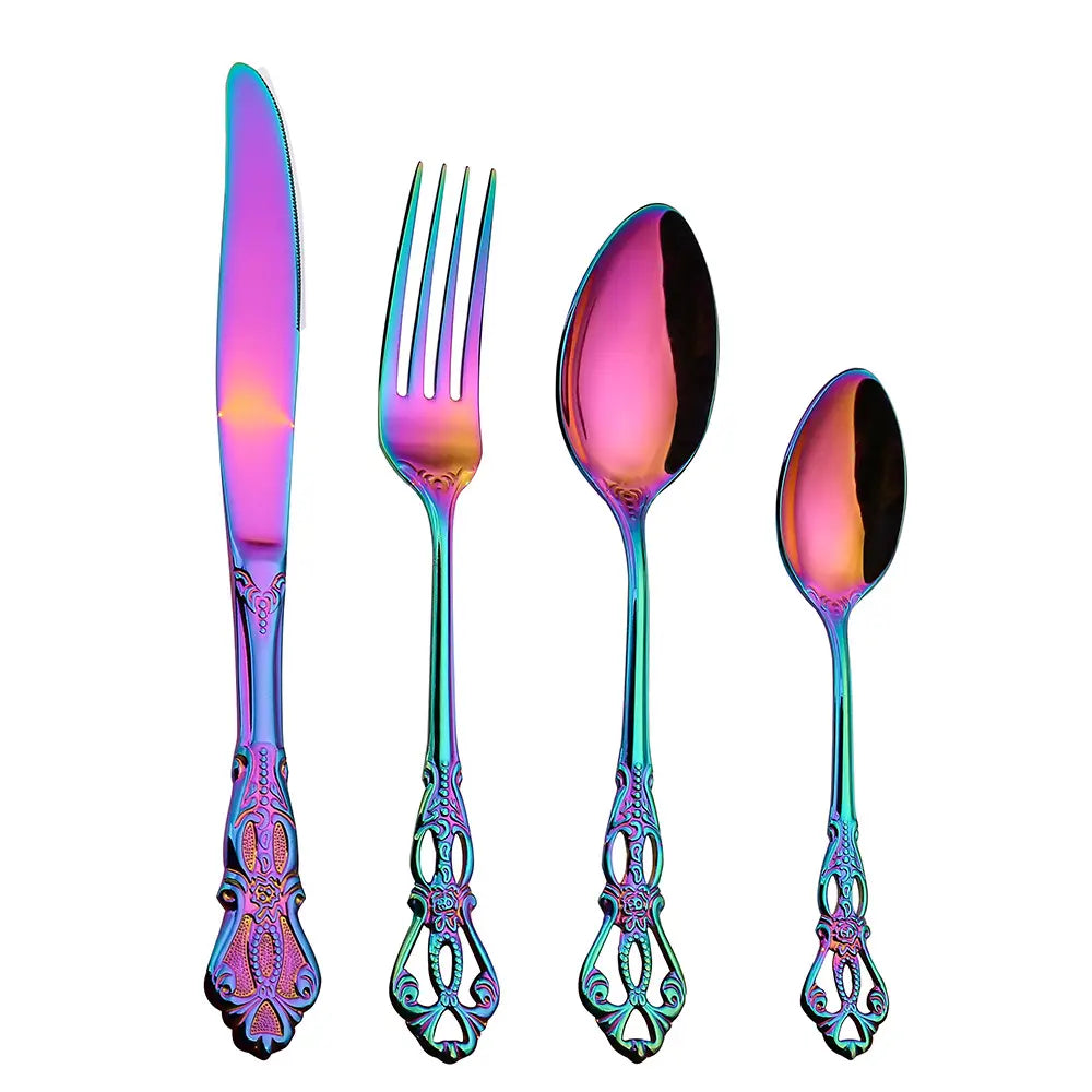 Un ensemble de couverts en acier inoxydable de la Cour Royale comprenant des lames à finition arc-en-ciel irisée, avec des poignées ornées au style vintage inspiré, présenté avec une boîte de rangement.