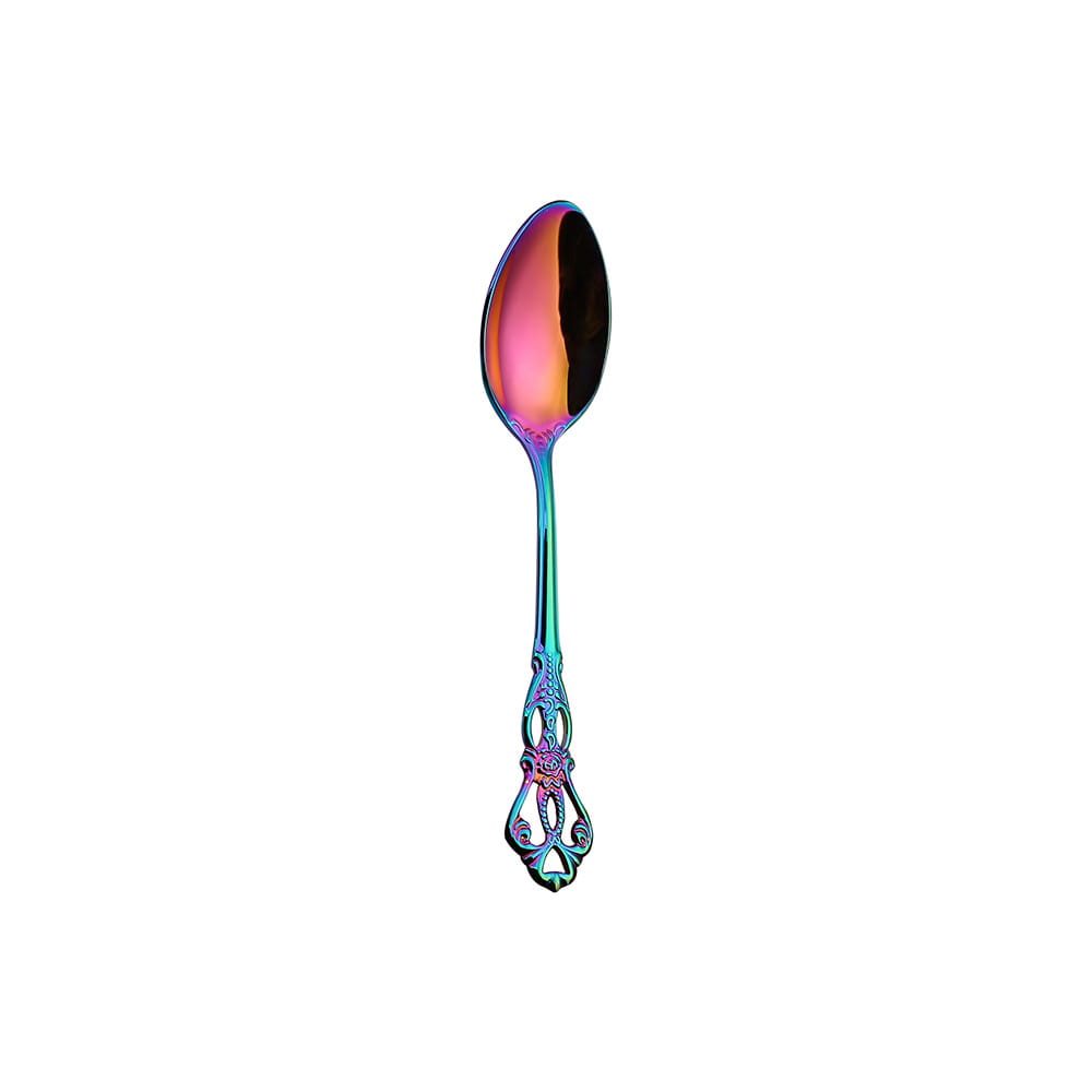 Une cuillère en acier inoxydable irisée, avec un manche décoratif ornementé et un bol au dégradé arc-en-ciel réfléchissant, provenant de l’ensemble de couverts en acier inoxydable de la Cour Royale, avec boîte.