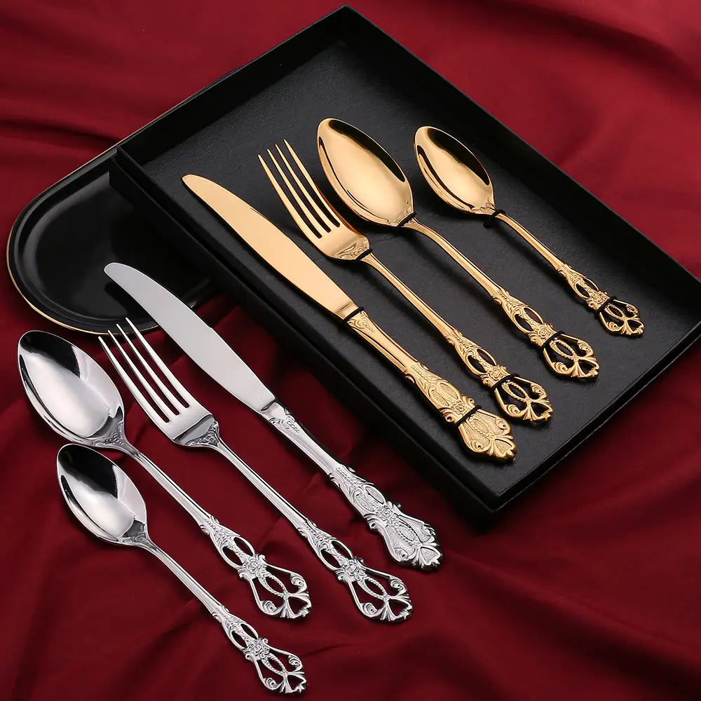 Un ensemble de couverts en acier inoxydable de la Cour Royale bicolore et élégant, avec des poignées ornées au style vintage inspiré, dans des finitions argent et or polies, avec boîte.