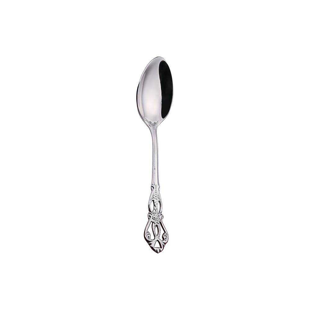 Une cuillère argentée avec un manche ornementé, présentant des motifs floraux et des volutes, provenant de l’ensemble de couverts en acier inoxydable de la Cour Royale, avec boîte.