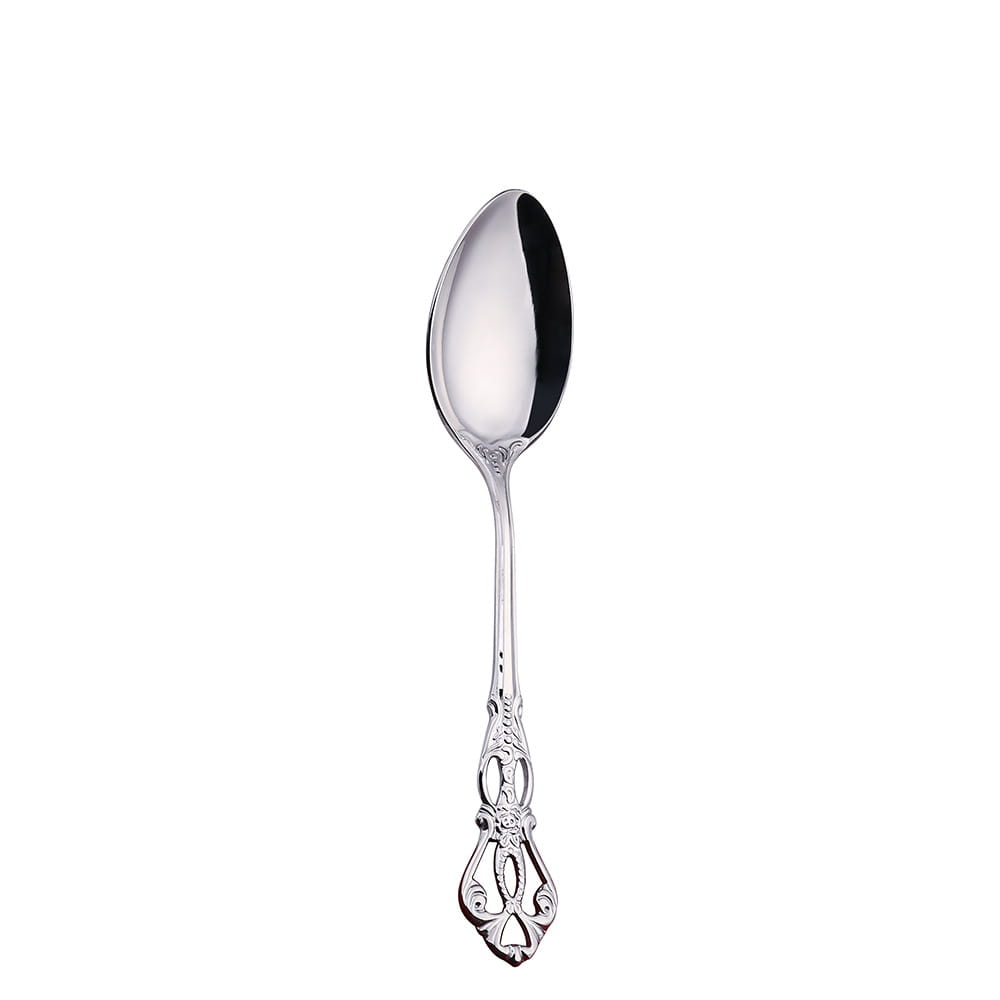 Une élégante cuillère en argent provenant de l’ensemble de couverts en acier inoxydable de la Cour Royale, comprenant un manche ornementé à motif filigrané et un bol poli et réfléchissant.