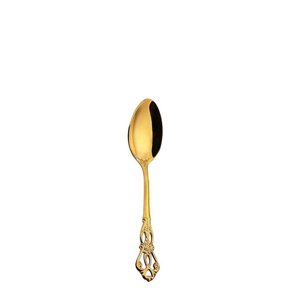 Une cuillère dorée provenant de l’ensemble de couverts en acier inoxydable de la Cour Royale, comprenant un manche orné à motif filigrané et une finition métallique polie.