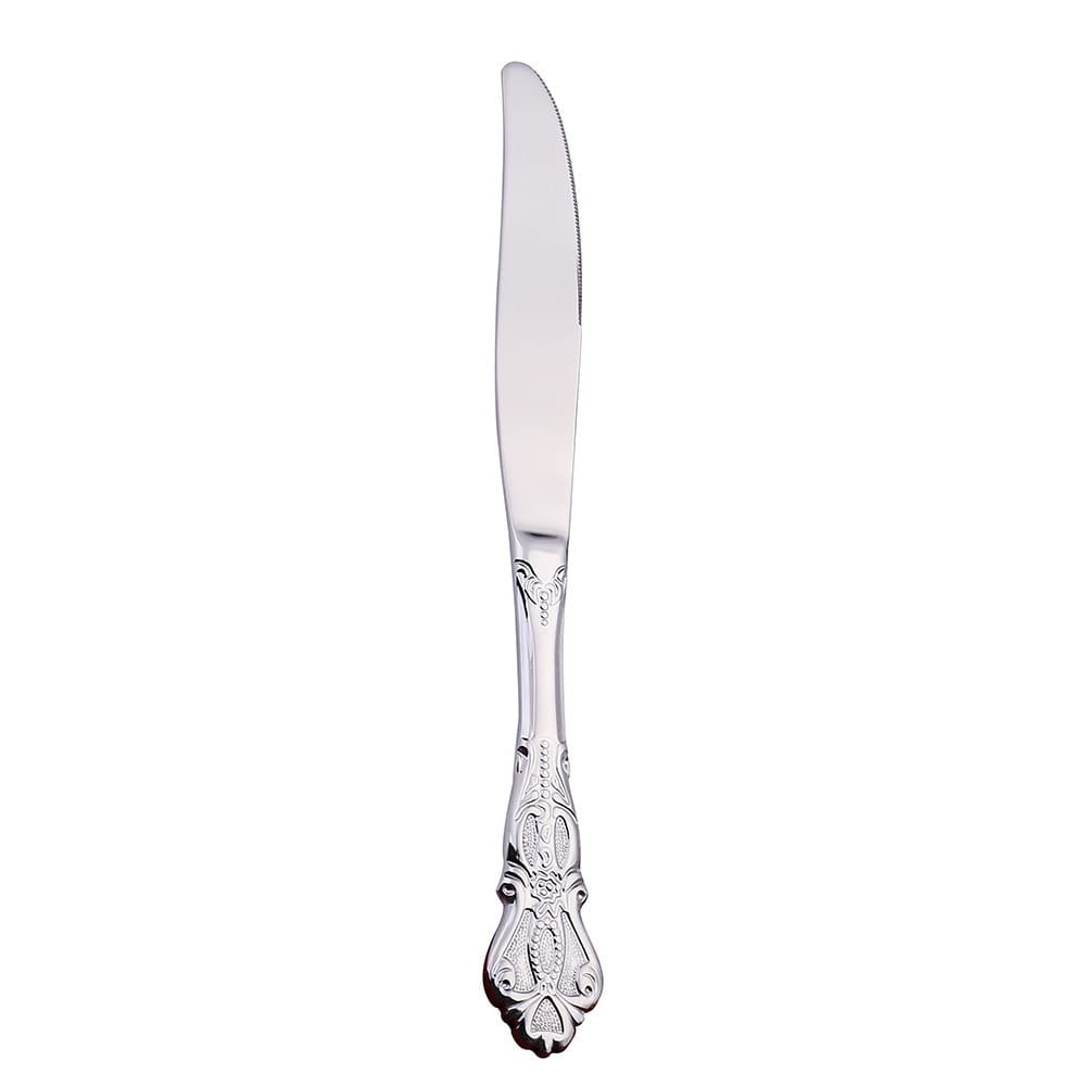 Un couteau de table en argenté, orné, provenant de l’ensemble de couverts en acier inoxydable de la Cour Royale, avec une gravure florale complexe sur le manche.