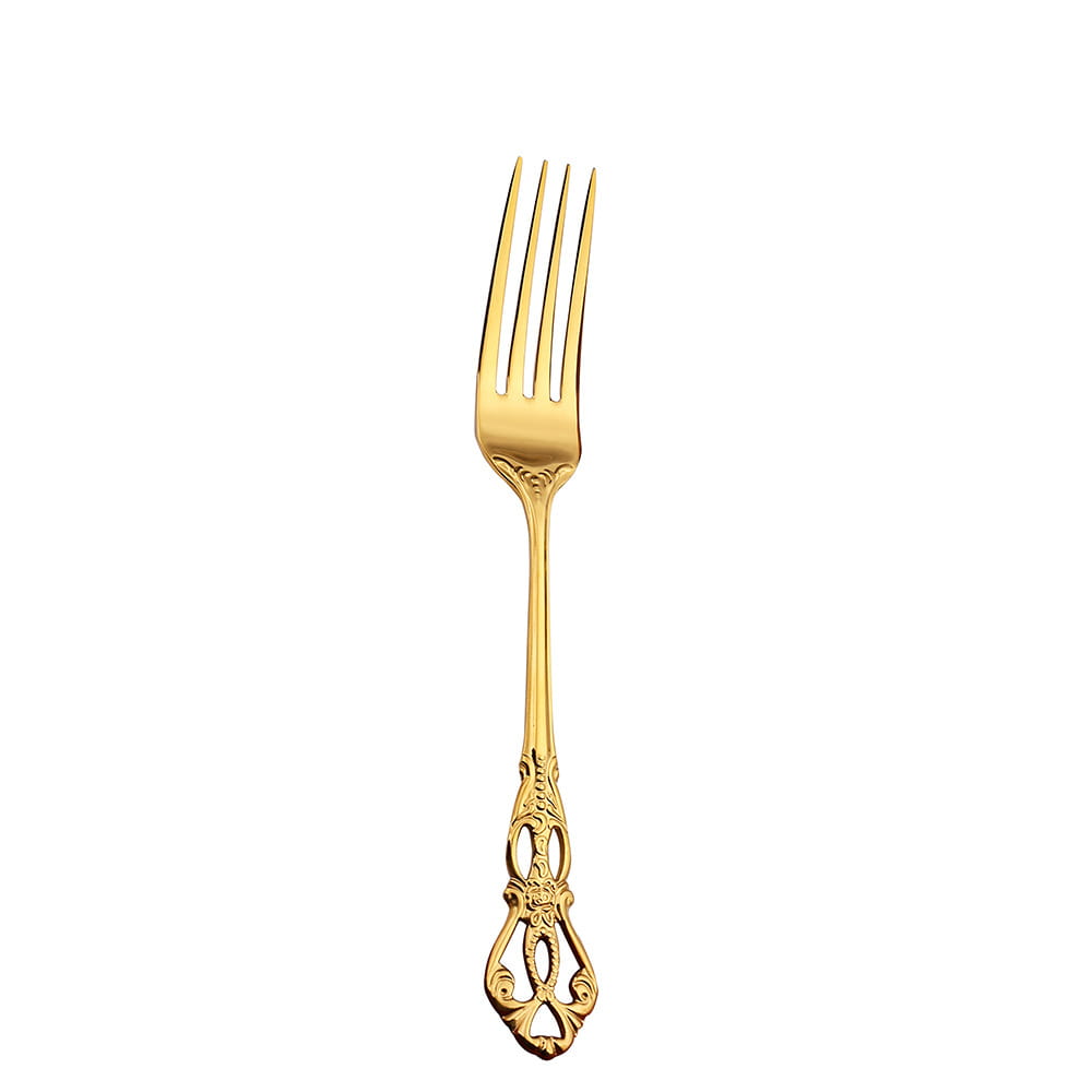 Une fourchette de couleur or provenant de l’ensemble de couverts en acier inoxydable de la Cour Royale, avec un manche orné présentant un travail de volutes et des motifs floraux.