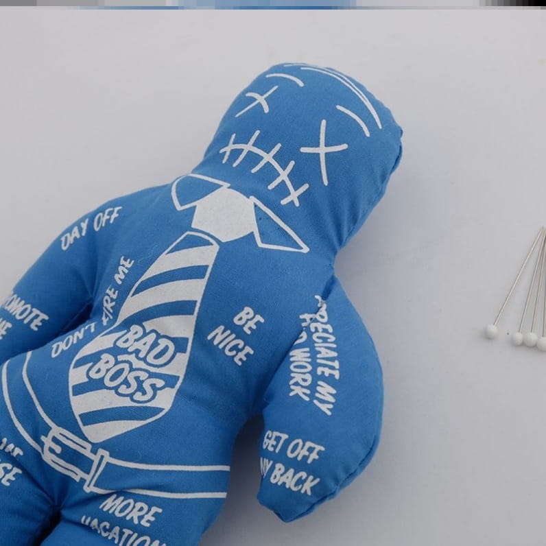 Blaues Plüschkissen im Boss-Thema mit weiß besticktem Text und Krawatten-Design, dargestellt in einer Voodoo-Puppe als Plüschtier-Figur der Hexenkunst mit einer Größe von 20 cm.