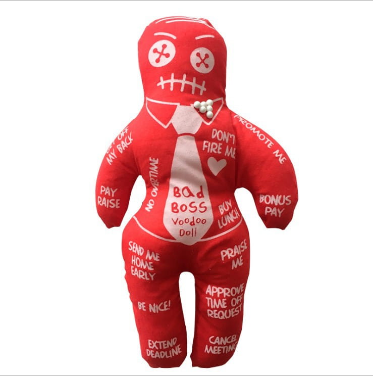 Rote Plüsch-Voodoo-Puppe als Plüschtier mit weiß besticktem Text und Perlenhalskette, entworfen als Figur der Hexenkunst, mit einer Größe von 20 cm.