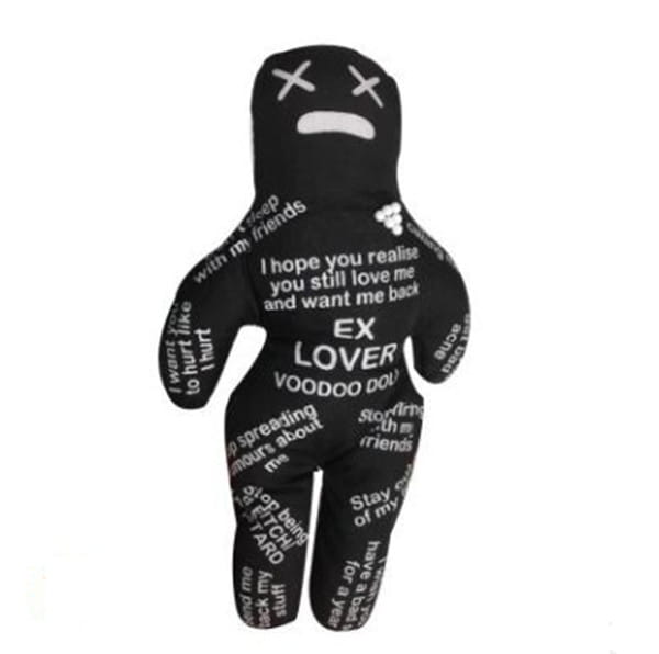 Schwarzes Stoff-Voodoo-Puppe als Plüschtier mit weißem Text und in X-Form gehaltenen Augen, entworfen als Figur der Hexenkunst, mit einer Größe von 20 cm.