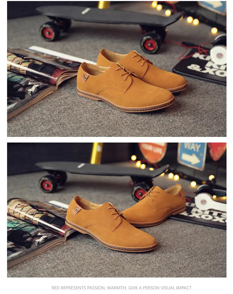 Beige Wildleder-Schnürschuhe für Herren mit klassischem Oxford-Design und braunen Ledersohlen.