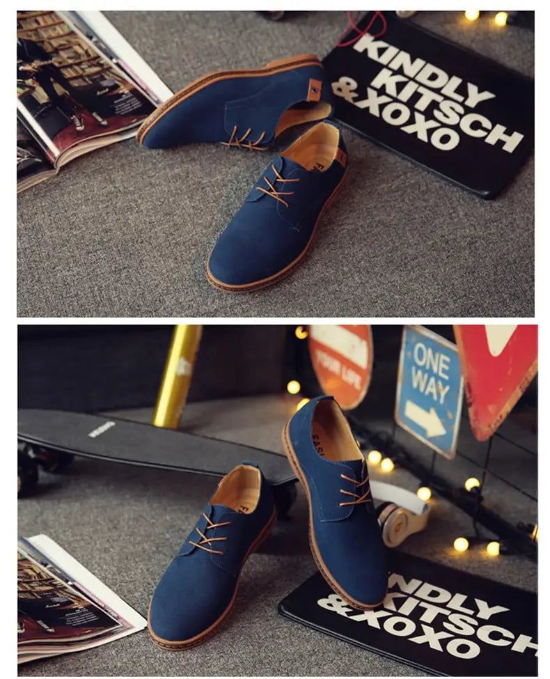 Chaussures décontractées à lacets en suède nubuck marine pour hommes, avec des touches en cuir beige et des semelles, vues depuis l’arrière.