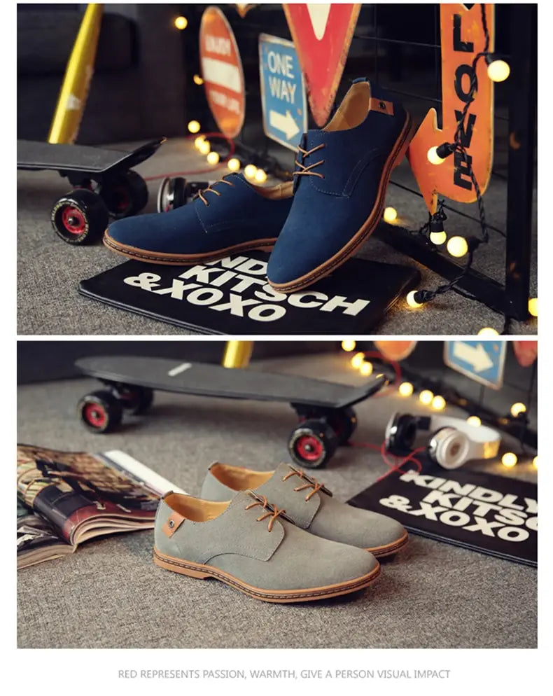 Chaussures décontractées à lacets en suède nubuck pour hommes en bleu marine, avec des lacets en cuir beige et des semelles.