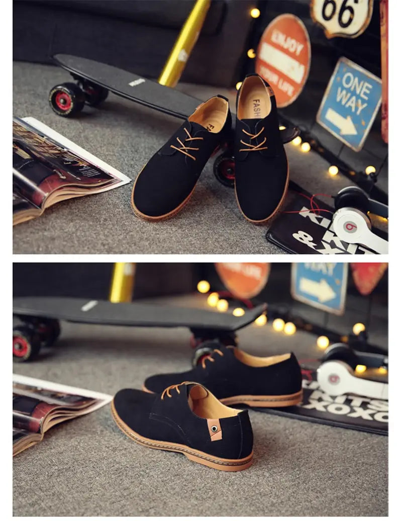 Chaussures décontractées à lacets en suède nubuck pour hommes en noir, avec des lacets en cuir beige et une semelle intérieure comportant un discret empiècement en cuir marron sur le talon, vues depuis l’arrière