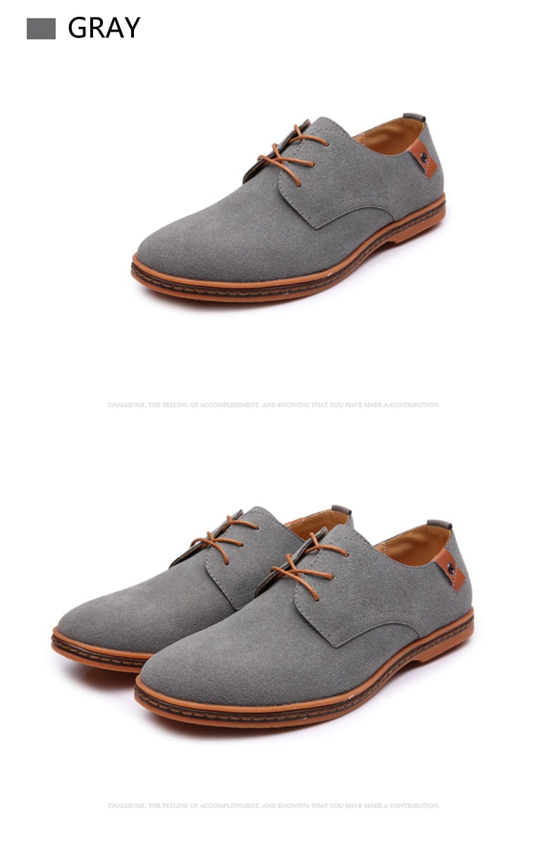Chaussures décontractées à lacets en suède nubuck pour hommes en gris, avec des lacets en cuir marron et une semelle en caoutchouc beige.