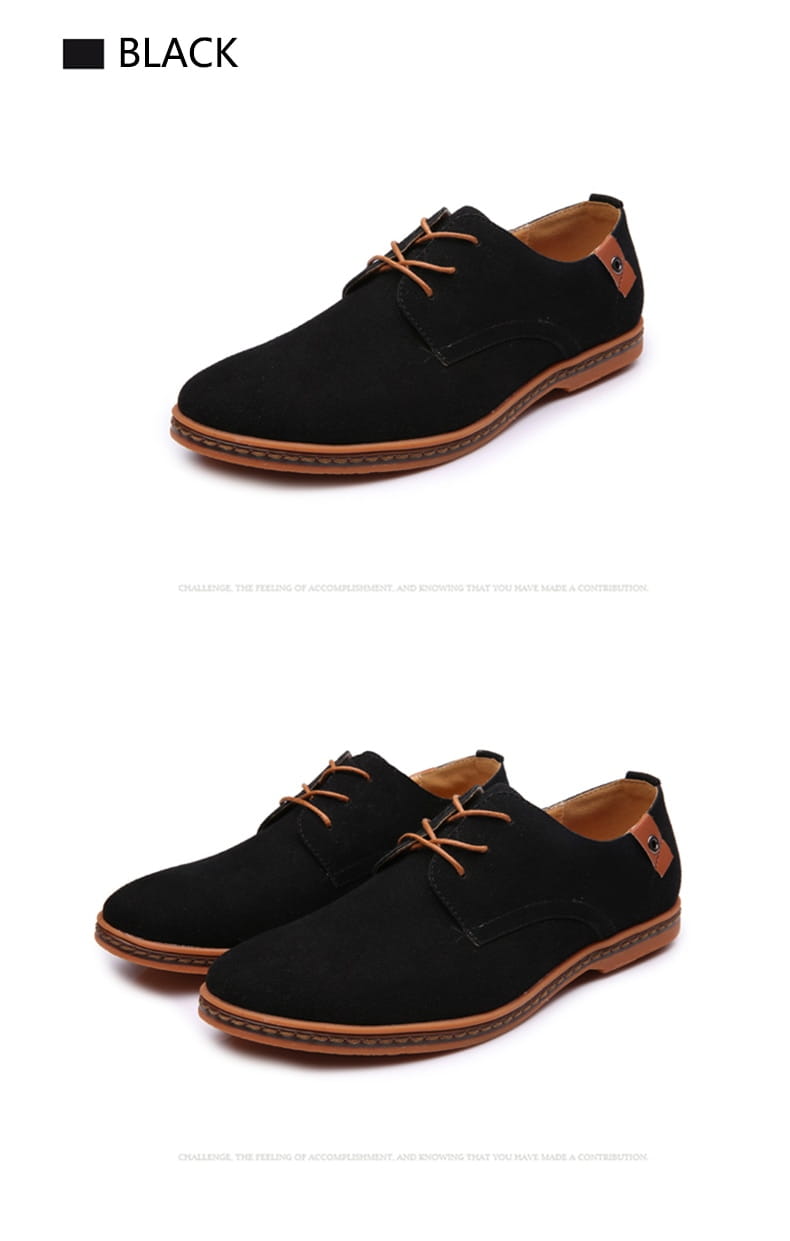 Chaussures habillées décontractées à lacets en cuir nubuck suédé noir pour hommes, avec des lacets en cuir beige et une semelle assortie.
