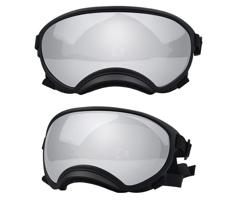 Lunettes de ski pour chien à monture noire, avec lentilles réfléchissantes argentées et sangles réglables, proposant un design de lunettes pour animaux antibuée coupe-vent.