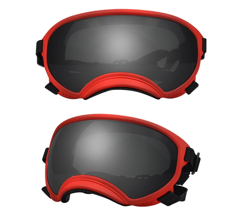 Lunettes de ski pour chien à monture rouge, avec lentilles réfléchissantes foncées et sangles réglables noires, conçues pour une utilisation antibuée coupe-vent pour les lunettes des animaux.
