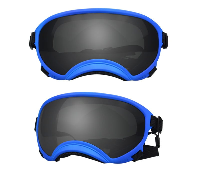 Lunettes de ski pour chien bleues avec lentilles réfléchissantes gris foncé et sangles réglables noires, conçues pour des lunettes de protection antibuée coupe-vent.