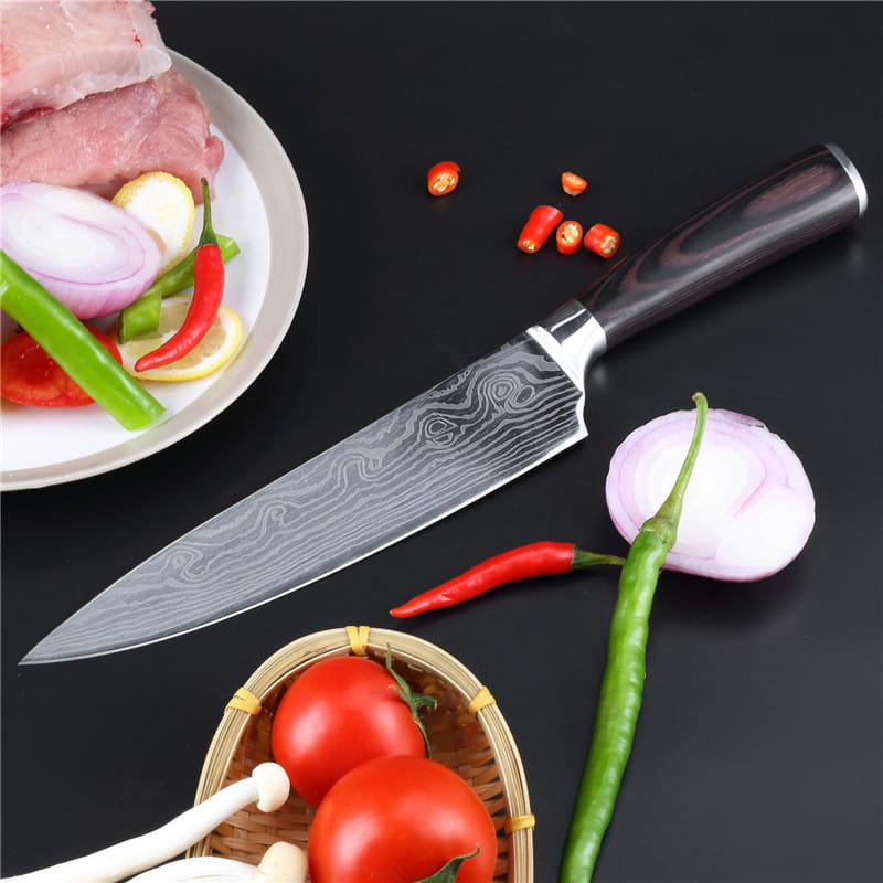 Un cuchillo de chef de damasco de 8 pulgadas, elegante, con una hoja de acero inoxidable con patrón oscuro y un mango negro, diseñado para rebanar.