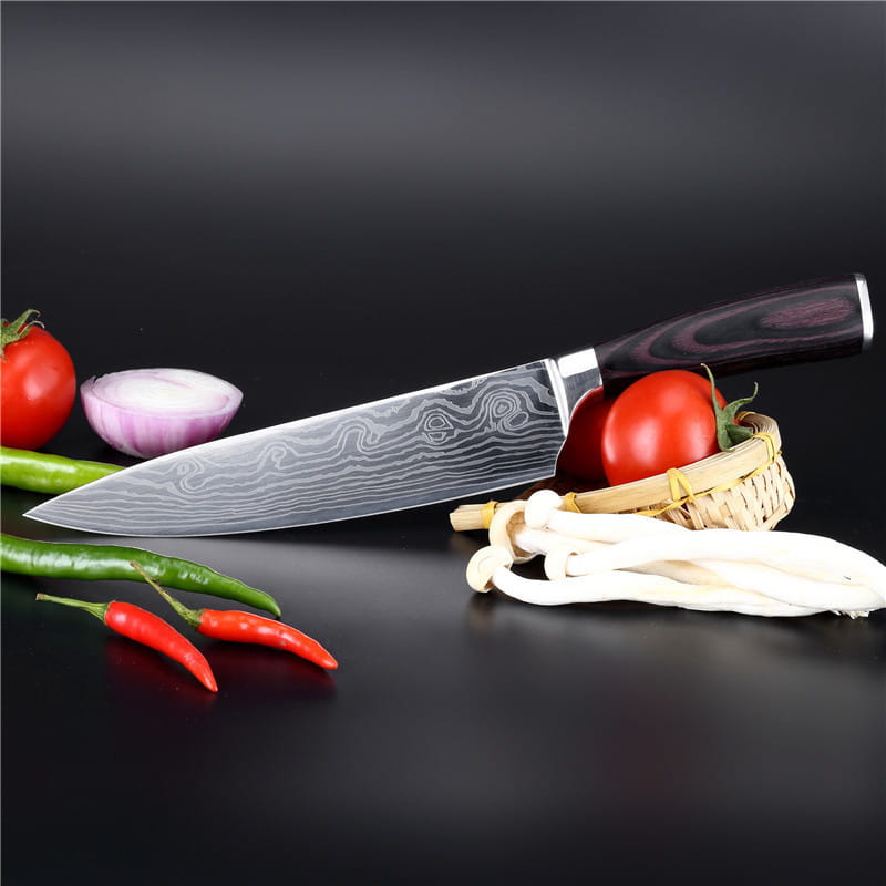 Un cuchillo de chef de damasco de 8 pulgadas, elegante, con una hoja de acero inoxidable que presenta intrincados patrones ondulados y un mango de madera oscura pulida, diseñado para rebanar.