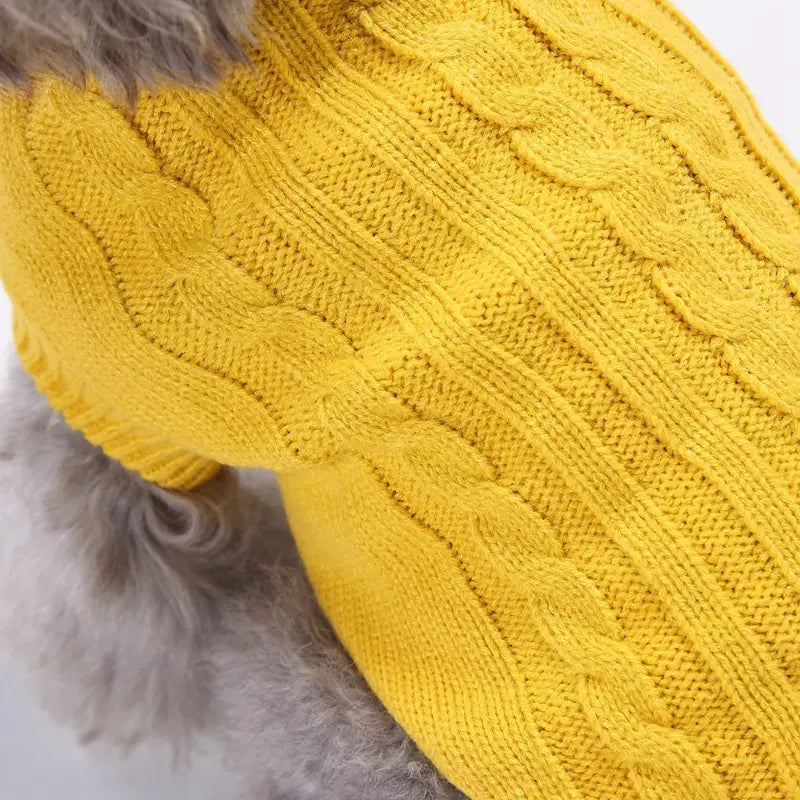 Suéter de perro tejido tipo ochos amarillo vibrante con ribete esponjoso de pelo gris hecho de lana cálida, ropa para mascotas disponible en tallas xs a l.