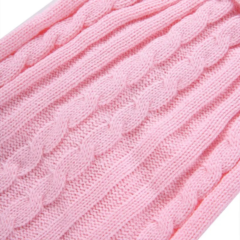 Chalina rosa para perro tejida en ochos, con un patrón entrelazado texturizado, hecha de lana cálida, ropa para mascotas disponible en tallas xs a l