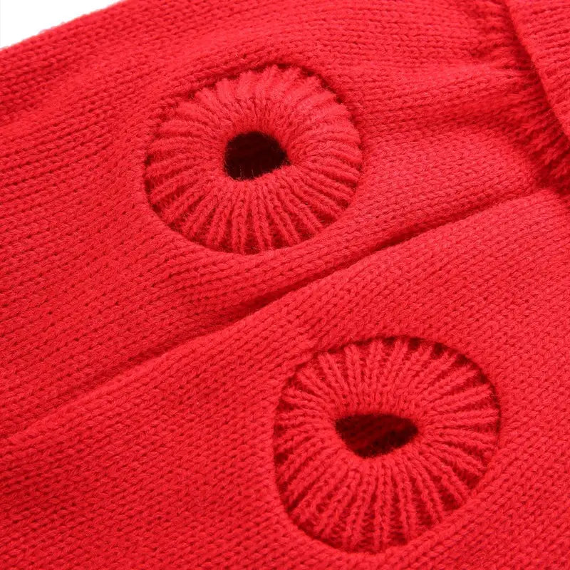 Suéter para perro rojo vibrante tejido, hecho de lana cálida, con dos recortes circulares acanalados en un diseño de punto tipo ochos.