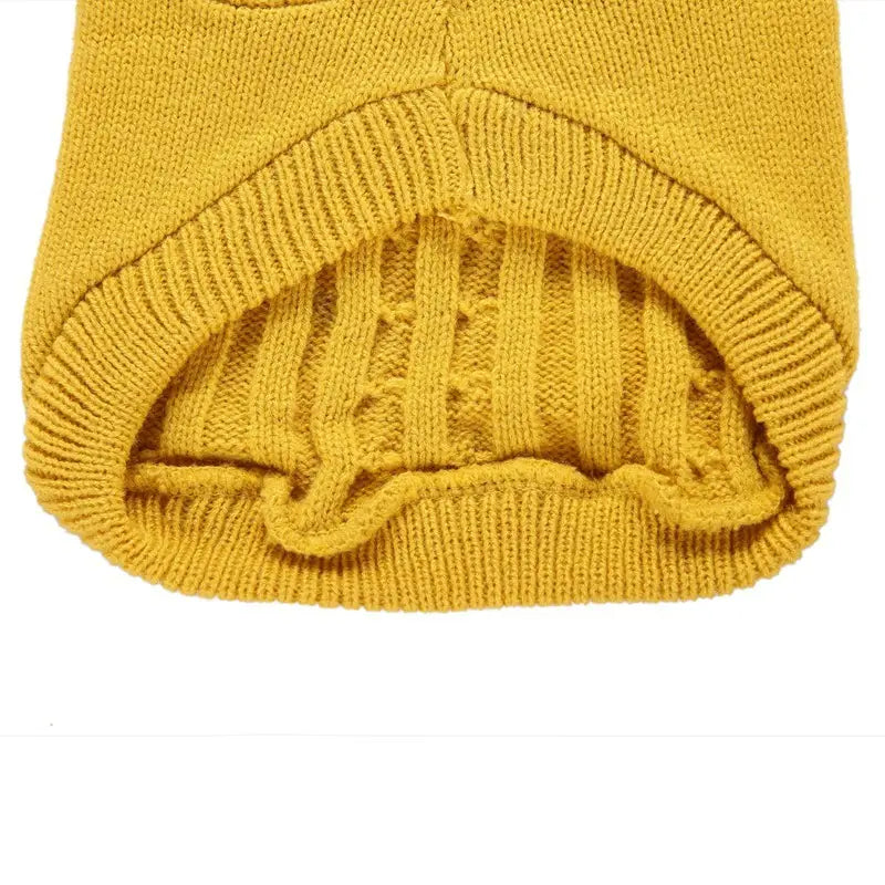 Suéter para perro de punto color amarillo mostaza, con bajo acanalado y detalles intrincados de ochos, elaborado con lana cálida, disponible en tallas XS a L.
