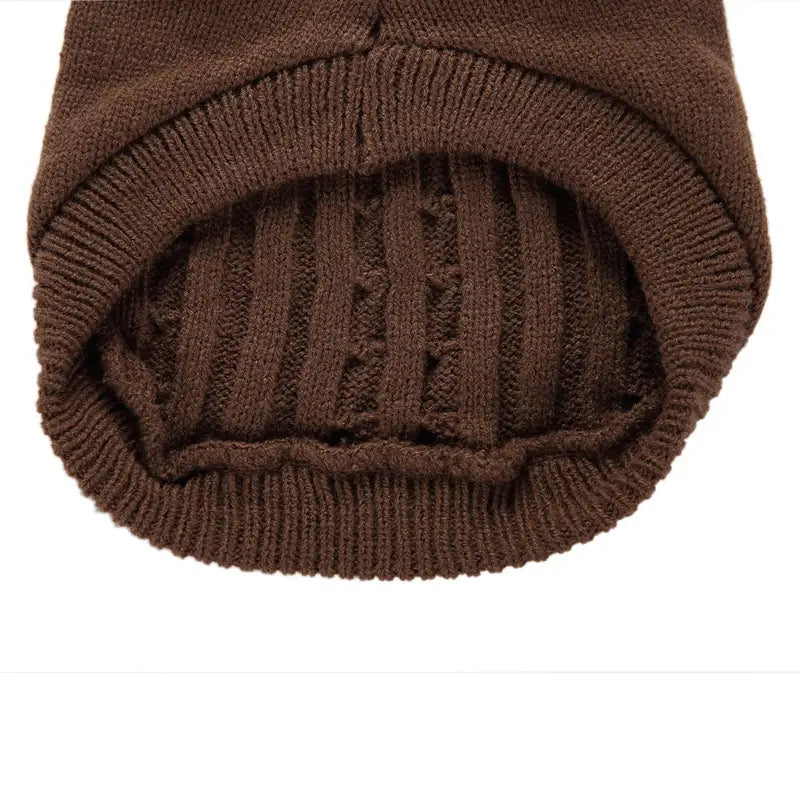 Un gorro acogedor marrón tejido con puño acanalado y patrón de punto tipo ochos intrincado, diseñado como suéter de ropa para mascotas de lana cálida, disponible en tallas XS a L.
